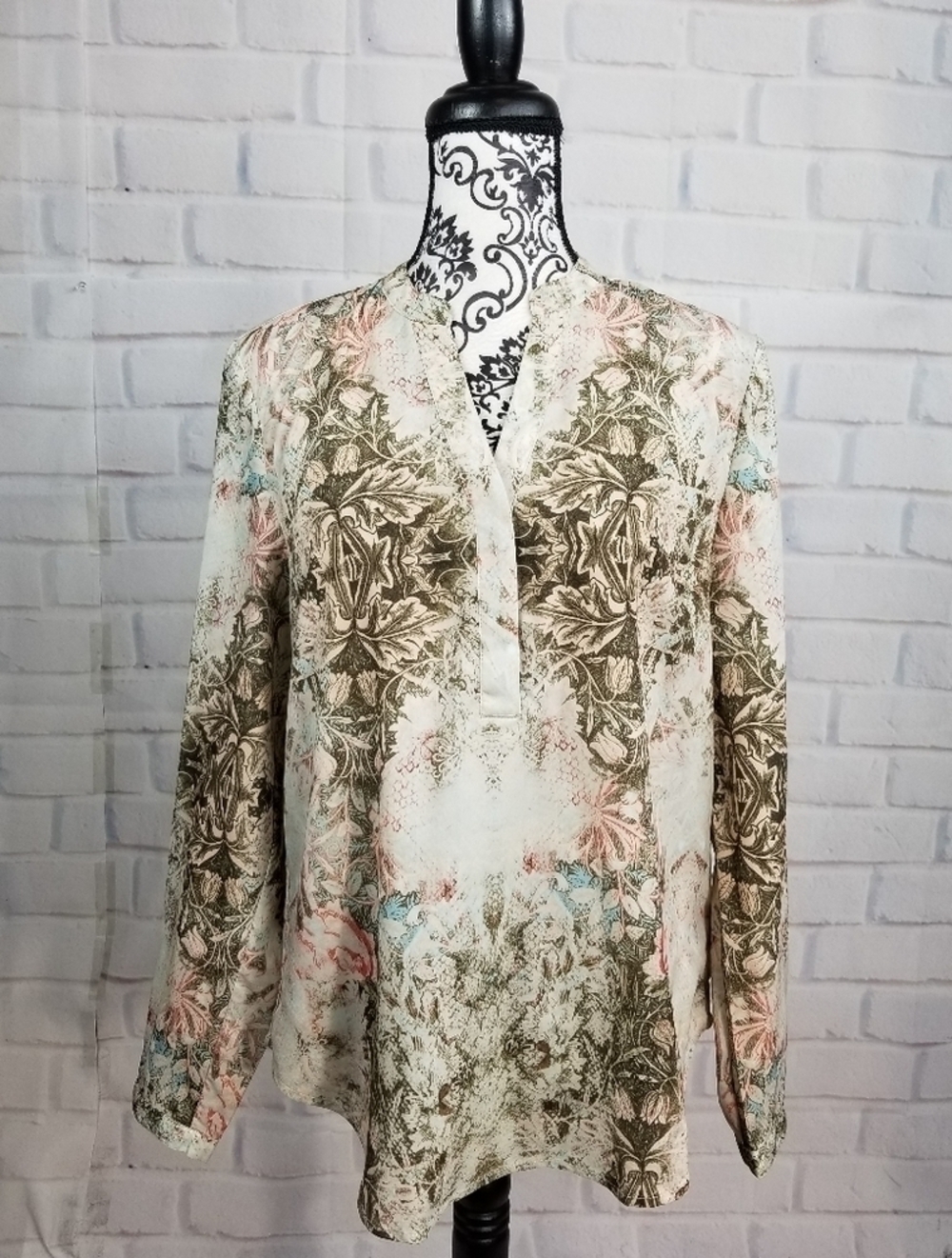 Tribal Jeans women's long sleeve floral print size medium popover top BB10